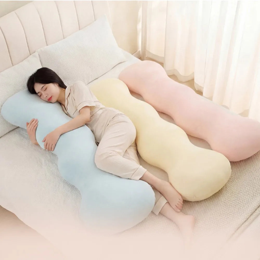 Femme endormie sur le côté avec le coussin Maxil Cloud
